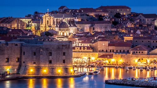 Der Hafen von Dubrovnik bei Nacht - (Foto: ©iStock.com/focusstock)
