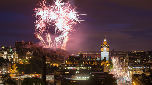 Feuerwerk über der Edinburgh Castle und dem Balmoral Hotel - (Foto: ©Andrea Obzerova/Shutterstock Royalty Free)