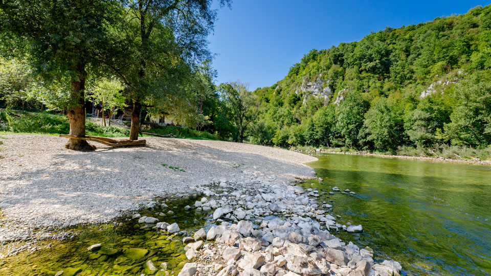 Unglaublich grün: nicht nur die Landschaft, sondern der Fluss Kolpa selbst ebenso - (Foto: ©piotrbb / Shutterstock)