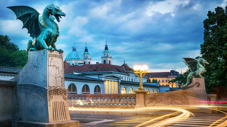 Die Drachenbrücke (Zmajski most) gilt als eines der wichtigsten Symbole Ljubljanas - (Foto: Triff / Shutterstock)