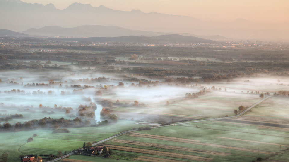 Mystischer Anblick: der Sonnenaufgang über den mit Morgennebel bedeckten Feldern in Ljubljansko barje - (Foto: Bizi88 / Shutterstock)