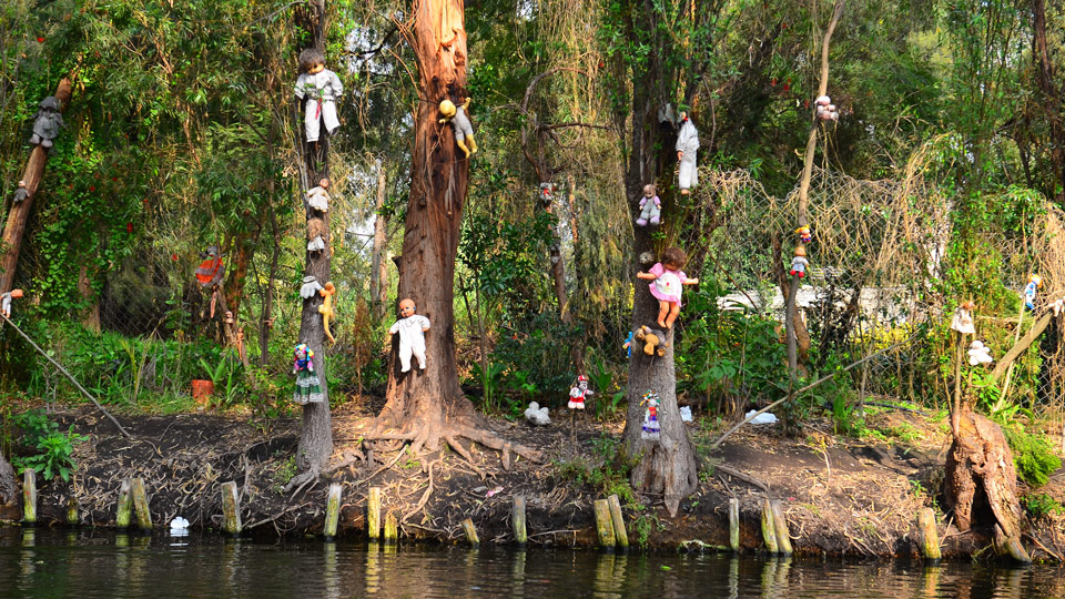 Touristen aus aller Welt reisen auf die Insel, um Plastikpuppen an den Bäumen aufzuhängen - (Foto: © avf71 / Shutterstock)