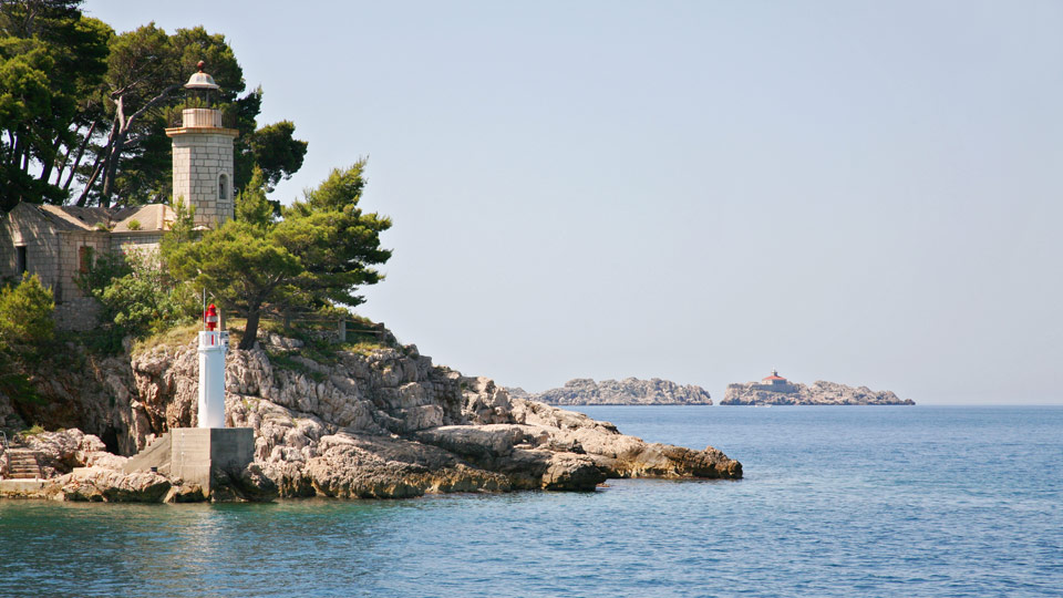 Trotz ihrer Schönheit hat die Insel Daksa eine grausame Vergangenheit - (Foto: © Albert Donsky/Shutterstock.com)