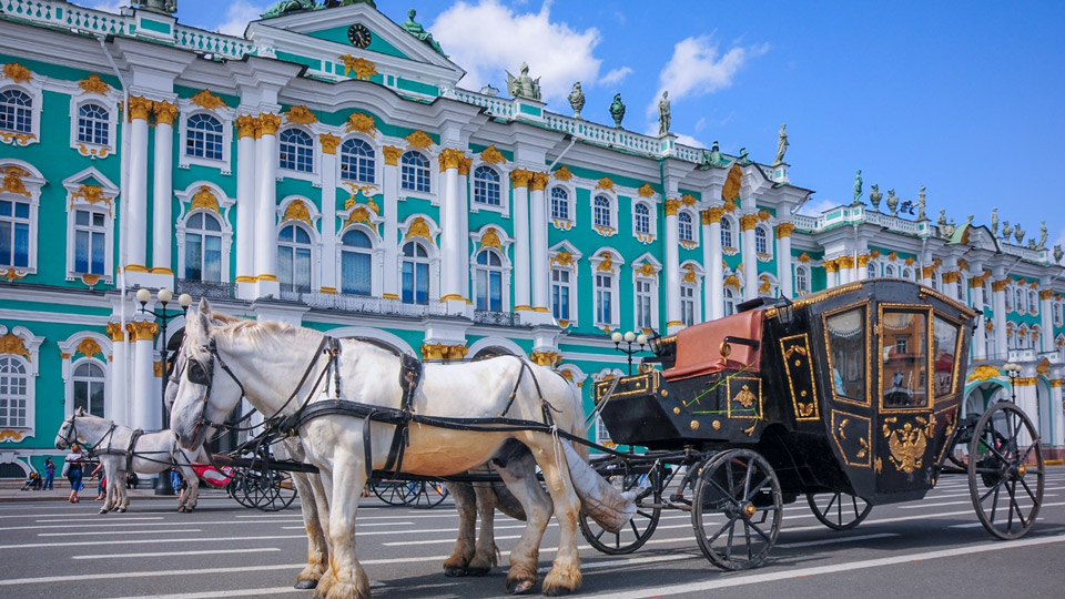 Die prächtige Eremitage in St. Petersburg wurde auf Befehl von Katharina der Großen errichtet - (Foto: ©Yarygin/Getty Images)