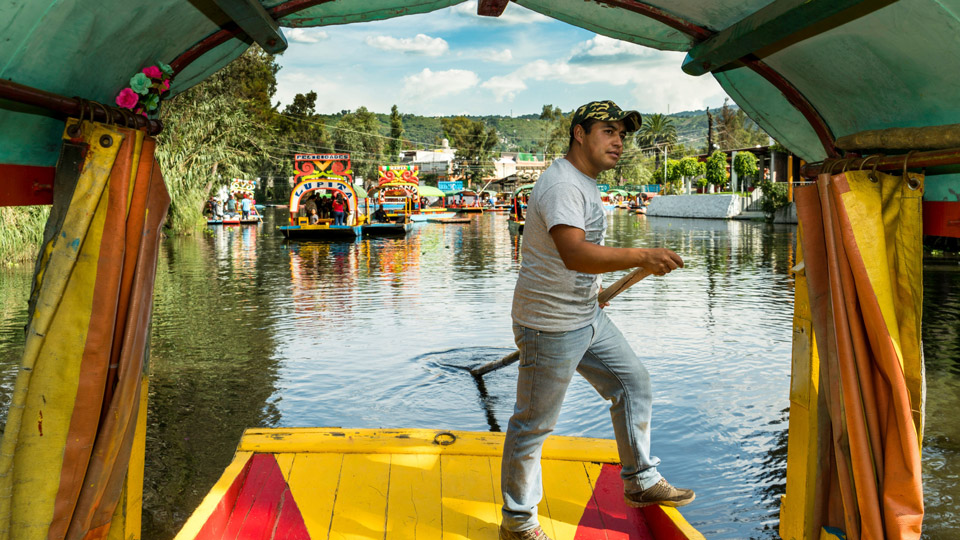 Der farbenfrohe Geist von Frida Kahlo lässt sich auf einer Fahrt auf den Xochimilco-Kanälen in Mexiko-Stadt erkunden - (Foto: ©Matt Mawson/Getty Images)