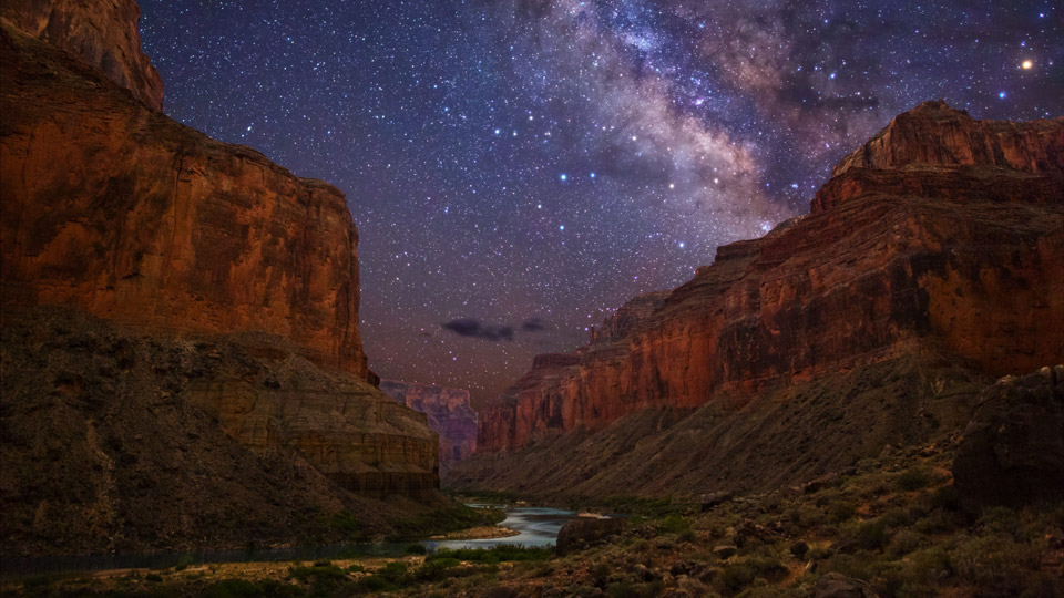 Die Milchstraße über dem Grand Canyon bei Nacht im Nankoweap Canyon, Arizona - (Foto: ©Royce's NightScapes/Getty Images)