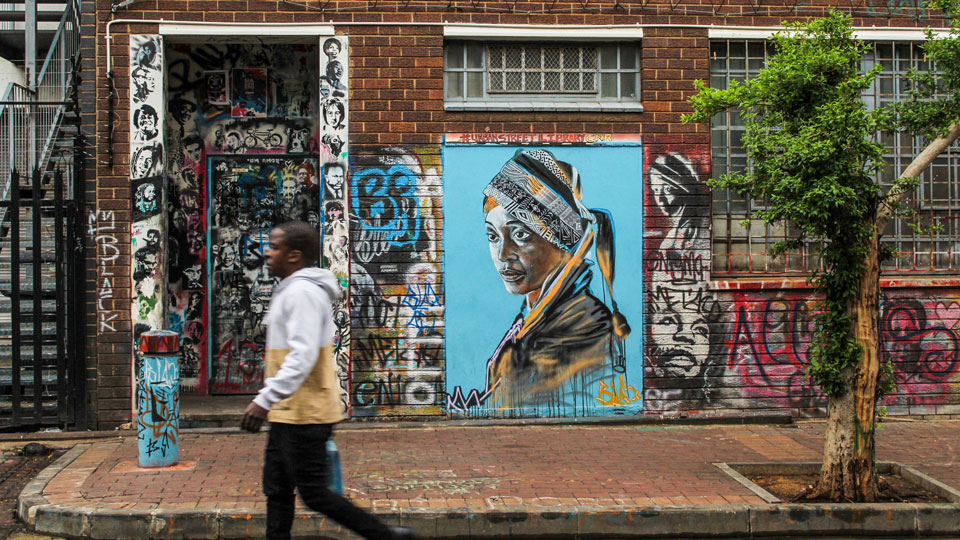 Im Maboneng-Viertel, in dem viele Johannesburger Künstler leben, gibt es Straßenkunst zu entdecken - (Foto: © Tshepiso Mabula / Lonely Planet) 