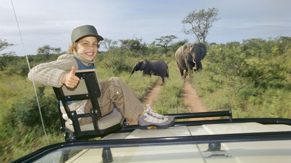 Eine Safari ist für kleine und große Familienmitglieder gleichermaßen spannend – (Foto: ©Laurence Monneret/Getty Images)