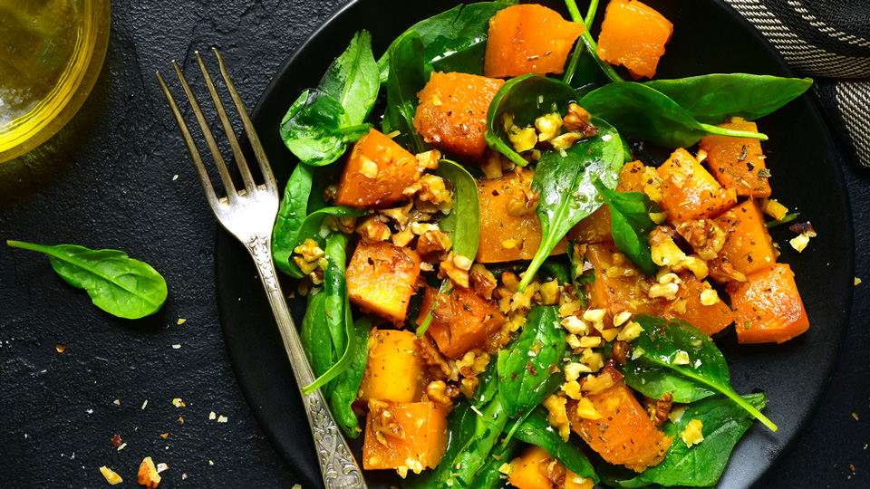 Knackig statt fettig: Kürbissalat mit Spinat und Walnüssen - (Foto: ©Lilechka75/Istock.com)