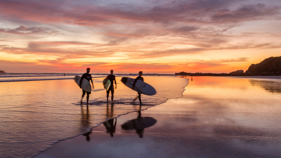 Was gibts schöneres, bei Sonnenuntergang nach einem erfüllten Tag in den Wellen den Strand entlangzulaufen? - (Foto: ©Matteo Colombo/Getty Images)