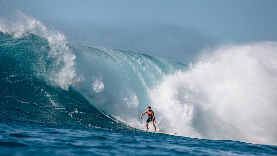 Herausfordernde, kraftvolle Wellen gibt es an vielen Stränden Hawaiis - (Foto: ©mattpaul/Getty Images)