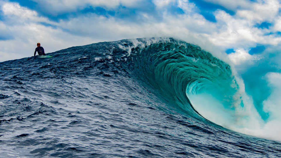 Ein Surfer wartet bei hohem Wellengang am Shipstern Bluff in Tasmanien auf eine Welle - (Foto: ©JNEphotos/Getty Images)