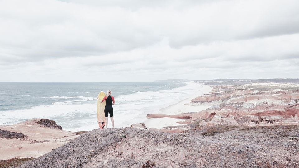 In der Nähe von Peniche, Portugal, am Rande der Klippen schon einmal die Wellen lesen und sich auf eine Surfsession vorbereiten - (Foto: ©furtaev/Getty Images)