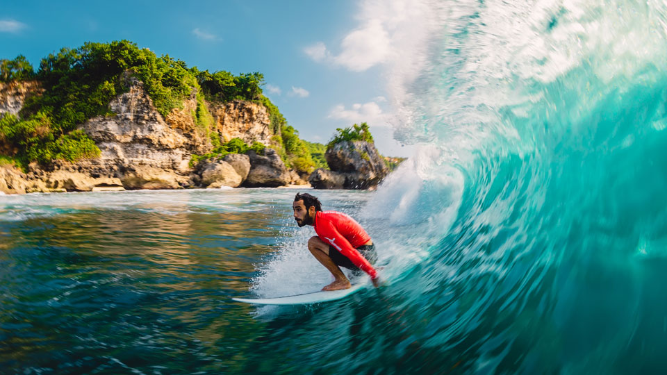 Surfer auf der perfekten Barrel Wave in Padang Padang auf Bali, Indonesien - (Foto: ©Wonderful Nature/Shutterstock)