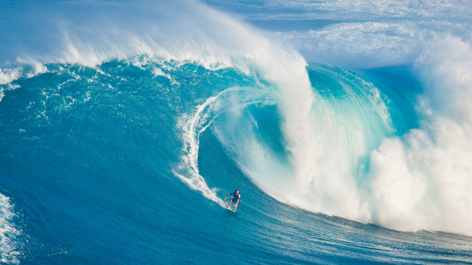 Traum vieler Surfer: einmal eine solche Riesenwelle souverän surfen wie hier auf Hawaii - (Foto: ©EpicStockMedia/Shutterstock)