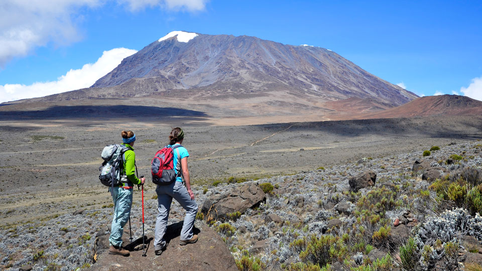 Die Besteigung des Kilimandscharo ist Afrikas berühmteste und beliebteste Wanderung - (Foto: © thinair28 / Getty Images)