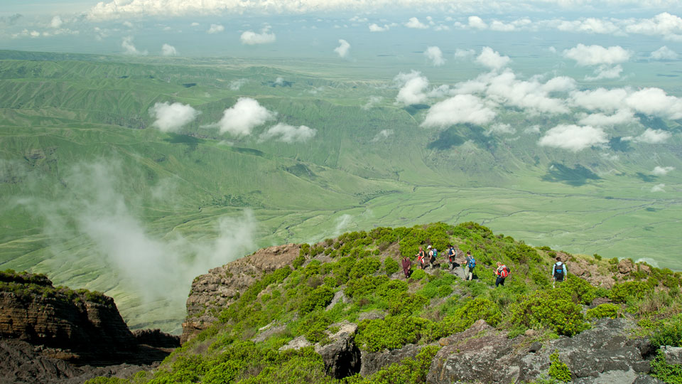 Nach dem Aufstieg auf den Ol Doinyo Lengai in der Dunkelheit kannst du am Morgen die herrliche Aussicht genießen - (Foto: © guenterguni / Getty Images)