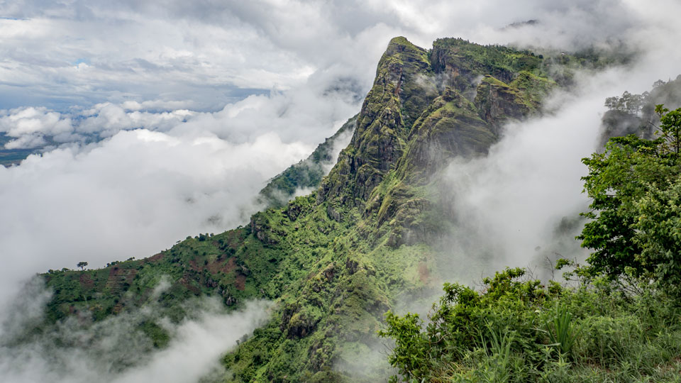 Die Wanderung zum Irente-Aussichtspunkt bietet einen schwindelerregenden Blick auf die Usambara-Berge - (Foto: © mathiasmoeller / Shutterstock)