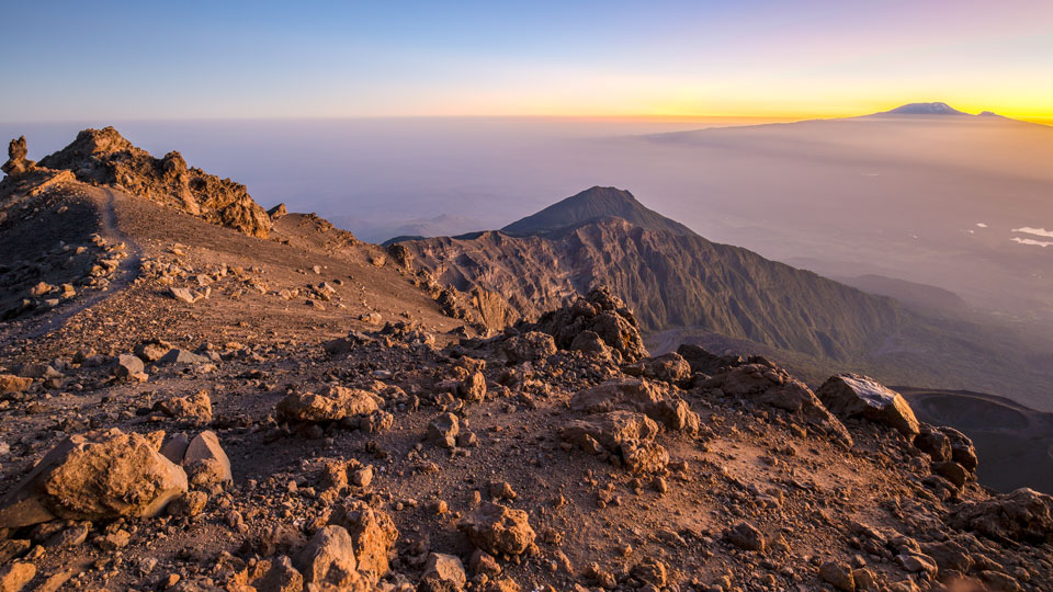 Die Wanderung auf den Meru bietet einen atemberaubenden Blick auf den Kilimandscharo - (Foto: © David Evison / Shutterstock)