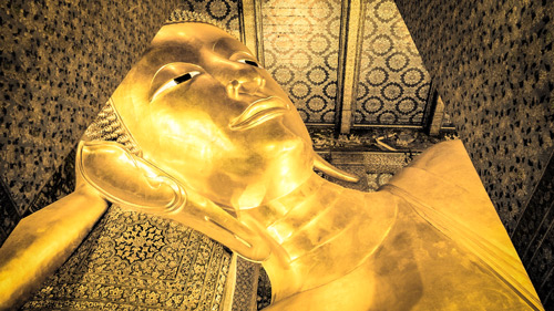 Wat Pho ist einer der ältesten Tempel in Bangkok, darin liegt ein Buddha - (Foto: ©mOai99/Getty Royalty Free)