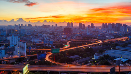 Der Bangkok-Highway bei Sonnenuntergang - (Foto: ©southtownboy/iStock.com)