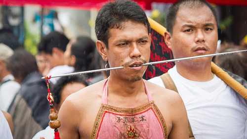 Ein Geistermedium auf dem Phuket Vegetarian Festival - (Foto: ©shark_749/iStock.com)