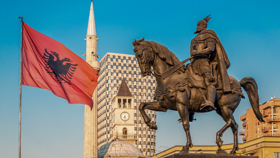 Das Skanderbeg-Denkmal und die Et'hem-Bey-Moschee dominieren den zentralen Platz von Tirana - (Foto: © Andrii Lutsyk / Shutterstock)