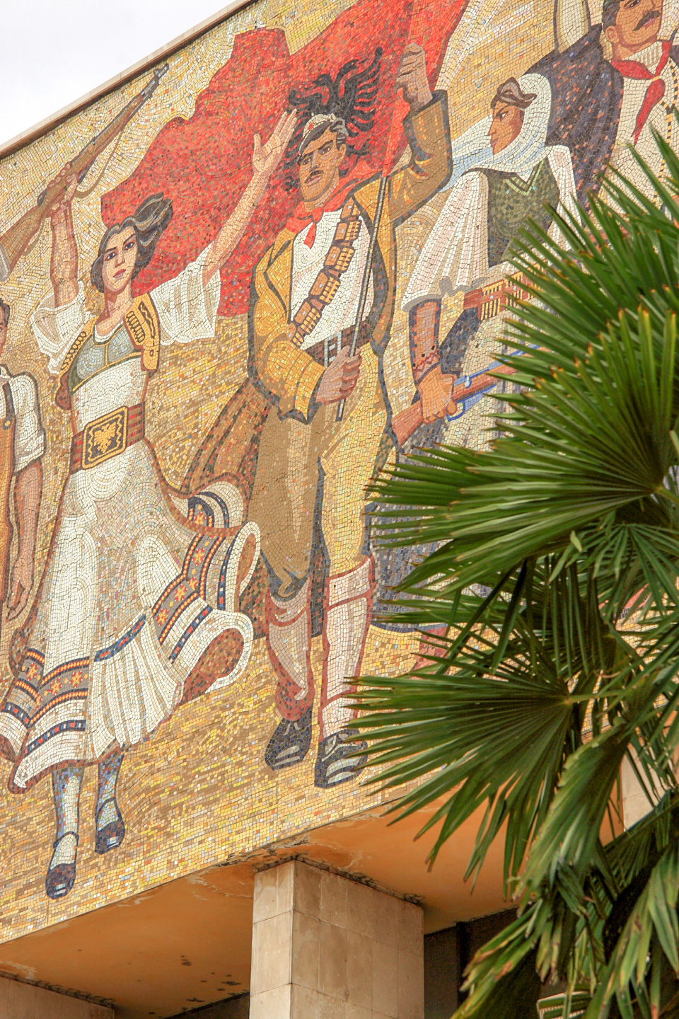 Die Fassade des Nationalen Historischen Museums zeigt ein Mosaik mit revolutionären Figuren - (Foto: © John Copland / Shutterstock)