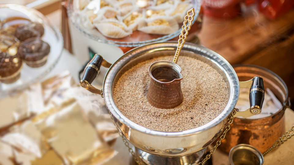 In Tirana können Besucher immer noch den traditionellen türkischen Kaffee genießen - (Foto: © Alla Simacheva / Shutterstock)