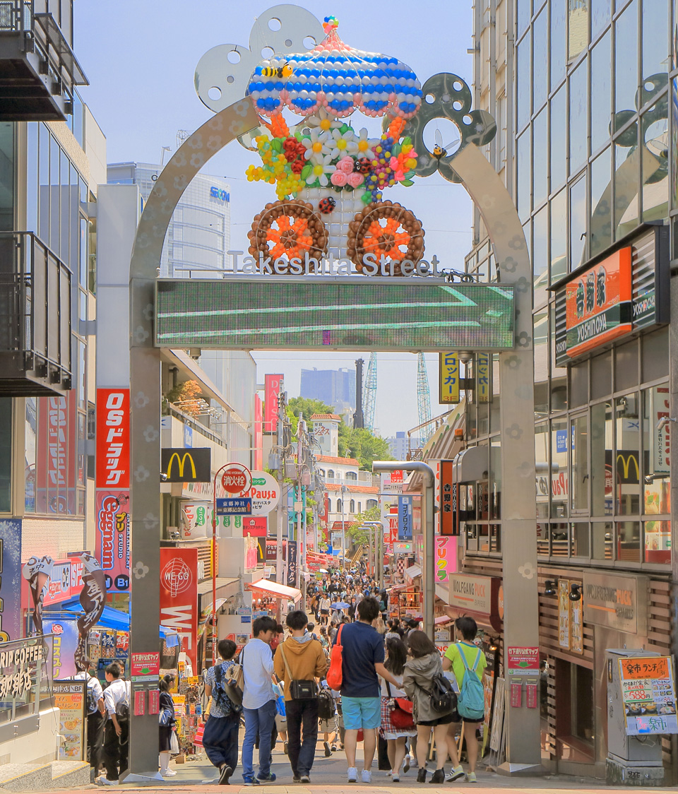 Die geschäftige und bunte Einkaufsstraße Takeshita-dōri in Harajuku - (Foto: ©TkKurikawa/Getty Images)