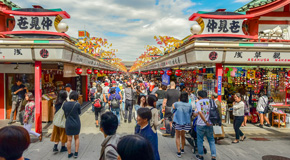 Die lebendige Nakamise-dōri in Asakusa ist perfekt, um Souvenirs und Geschenke einzukaufen - (Foto: ©Happy Together/Shutterstock)