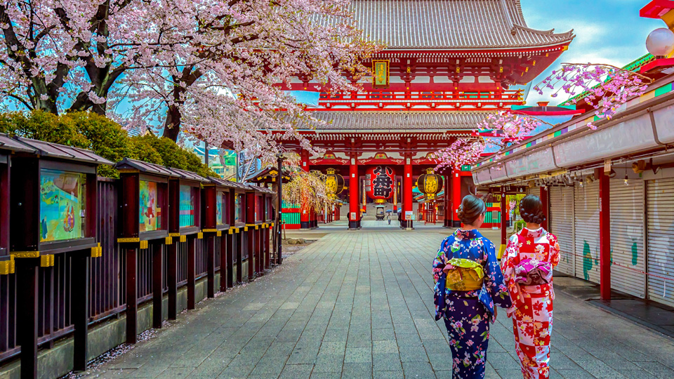 Zwei Geishas mit traditionellem japanischen Kimono am Sensoji-Tempel in Asakusa - (Foto: ©Phattana Stock/Shutterstock)