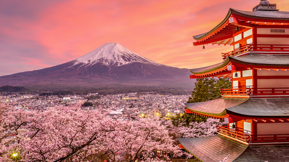 Chureito Pagode in Fujiyoshida mit Traumblick auf den Berg Fuji zur Kirschblütenzeit - (Foto: ©Sean Pavone/Shutterstock)