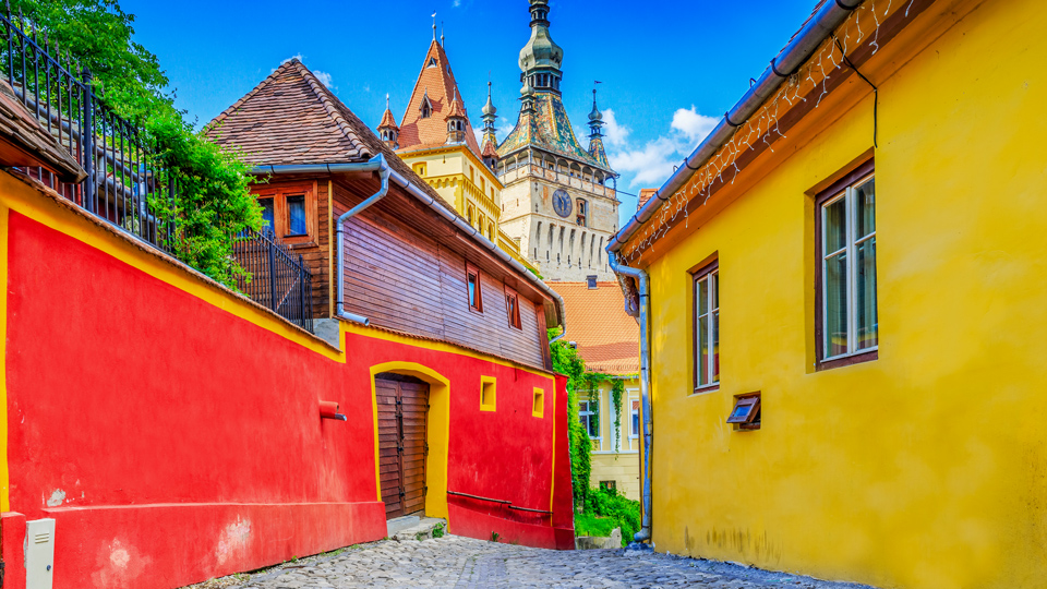 Das mittelalterliche Städtchen Sighișoara ist Geburtsort des historischen Dracula - (Foto: sorincolac/Istock.com)