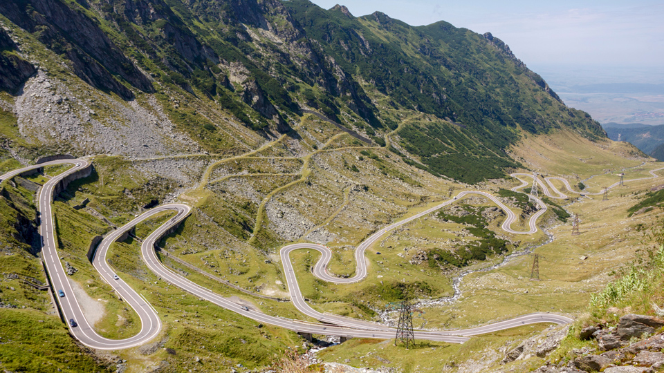 Die Transfăgărăş Straße, eine der unglaublichsten Straßen der Welt, schlängelt sich bis in die Walachei - (Foto: ©Split Second Stock/Istock.com)