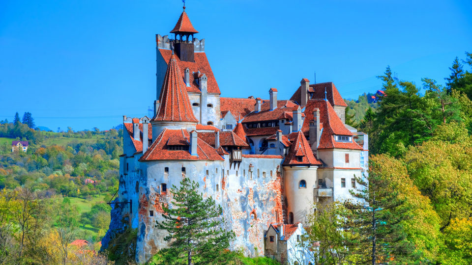 Die berühmte Burg Bran in der Nähe von Braşov wird häufig als Dracula-Schloss präsentiert, auch wenn Vlad nie dort lebte - (Foto: ©Cristian Balate/Shutterstock)