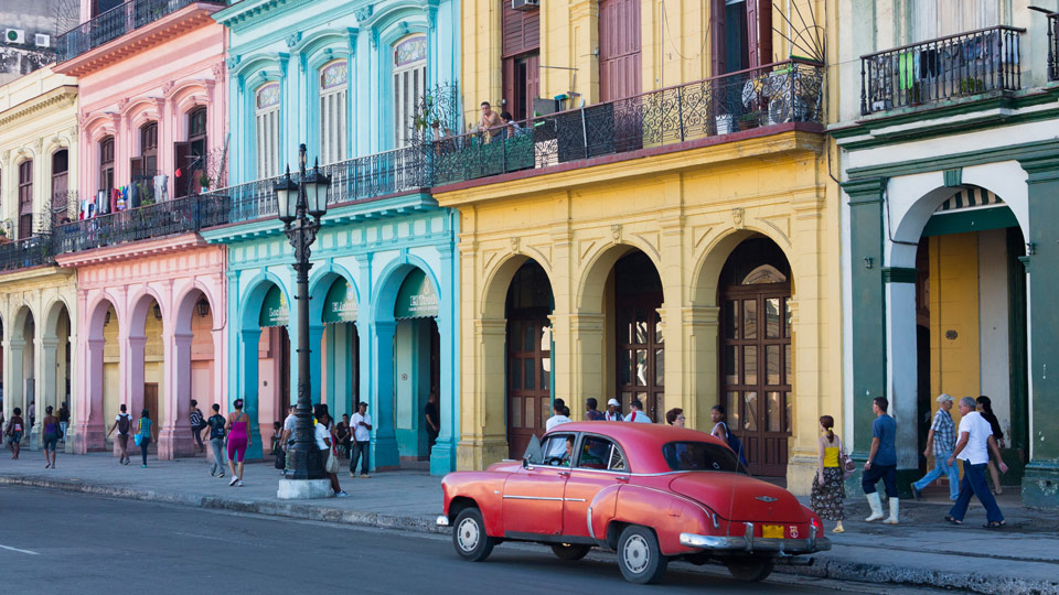 Der Faszination der farbenfrohen Häuser und Oldtimer Havannas ist noch jeder erlegen - (Foto: ©Bastian Linder/500px)