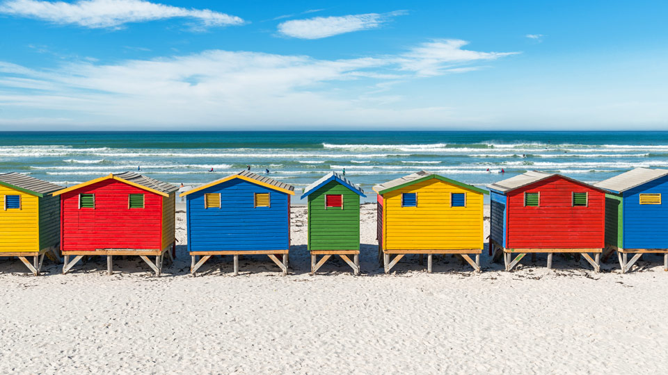 Der berühmte Strand von Muizenberg mit seinen farbenfrohen Strandboxen ist nicht nur als Surferparadies, sondern auch für seine Kreativszene bekannt - (Foto: ©SL-Photography/Shutterstock)