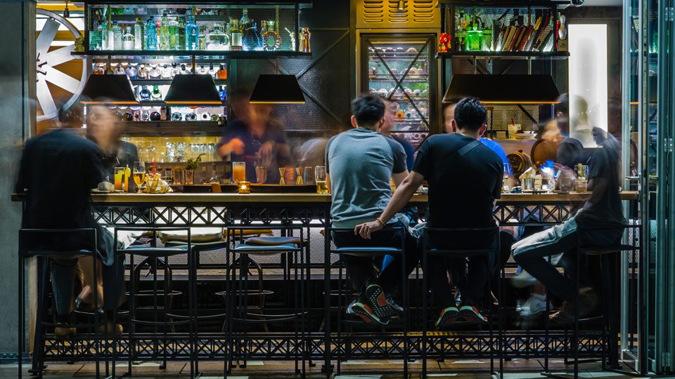 In Singapur sind die Leute 24 Stunden am Tag unterwegs und auch mitten in der Nacht kann man jederzeit einen Happen essen - (Foto: ©ZDL/Shutterstock)