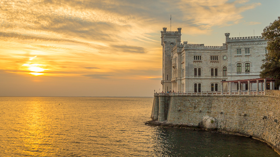 Schloss Miramare im Sonnenuntergang - (Foto: ©Stephan Goldmann)