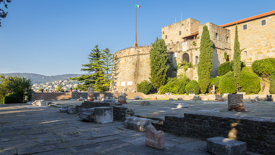 Vom Castello di San Giusto hat man einen schönen Blick auf die Stadt - (Foto: ©Stephan Goldmann)