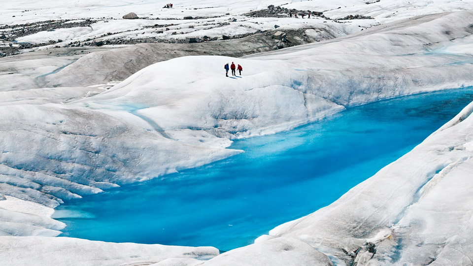 Wanderer erkunden den Mendenhall Gletscher in Juneau, Alaska - (Foto: ©fallbrook/Istock.com)