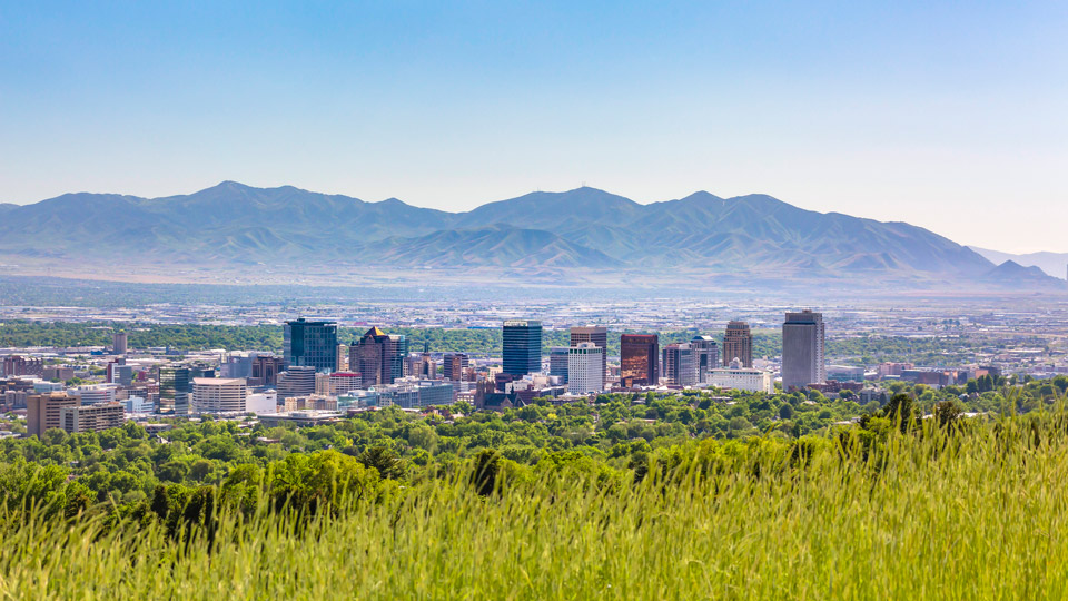 Salt Lake City ist vor allem für Wintersport bekannt, aber die vielfältige Landschaft in Stadtnähe macht es zu einem ganzjährigen Reiseziel - (Foto: © Jason Finn/Istock.com)