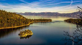 Morgendämmerung bricht an über der Emerald Bay, Lake Tahoe, südlich von Reno - (Foto: ©Zhiqin Zhu/Shutterstock)