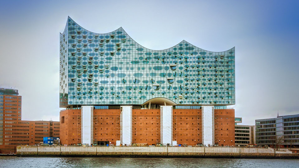 Zauberhaft sind die Reflexionen der Hamburger Elbphilharmonie im Wasser, sie verändern sich je nach Tageszeit - (Foto: ©Daniel-Froehlich/ Shutterstock)