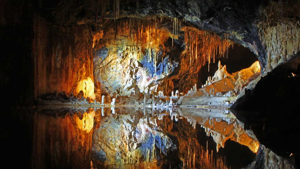 In unzähligen Farbtönen spiegeln sich die Stalagmiten und Stalaktiten im unterirdischem See des ehemaligen Alaunschieferbergwerks - (Foto: ©kamienczanka / Shutterstock)