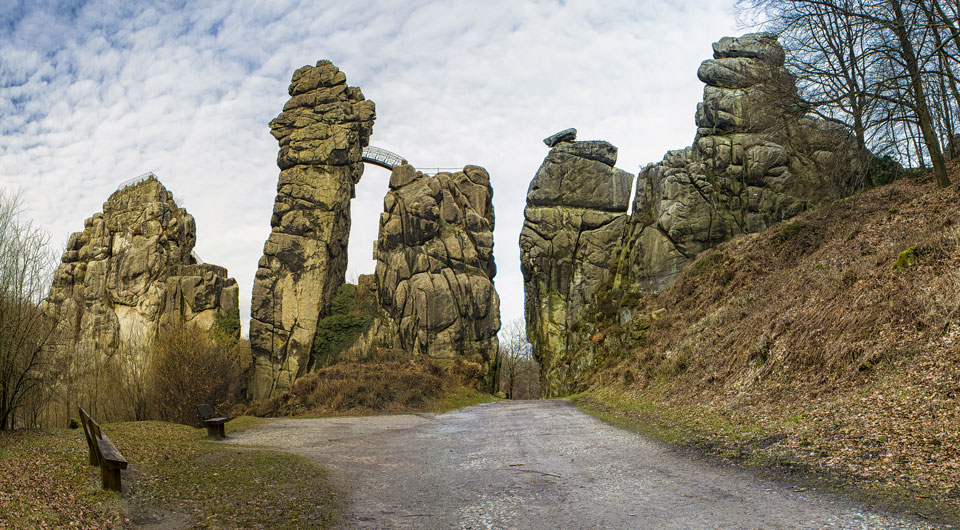 Die Externsteine - eine Felsengruppe im Teutoburger Wald bei Horn-Bad Meinberg - besitzen eine außerordentliche Anziehungskraft - (Foto: ©BiceksPhoto /Shutterstock)