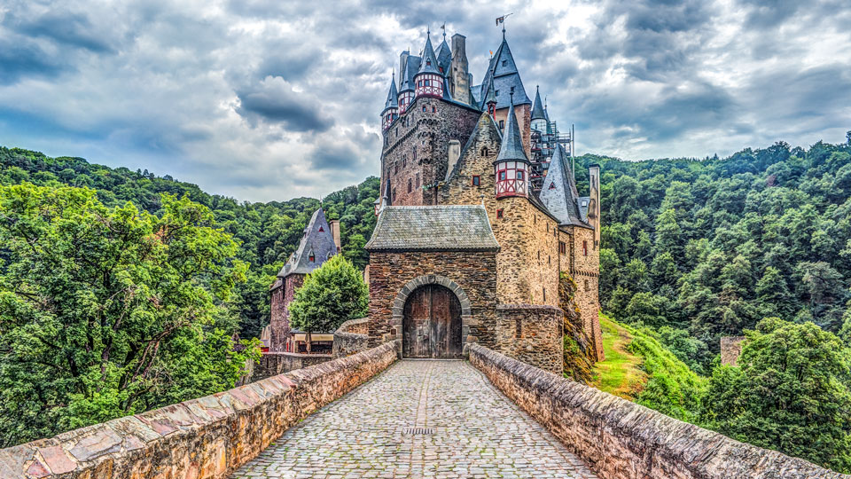 Burg Eltz liegt spektakulär auf einem 70 Meter hohen Bergsporn in einem Seitental der Mosel und wird von drei Seiten vom Elzbach umflossen - (Foto: ©Romas_Photo / Shutterstock)