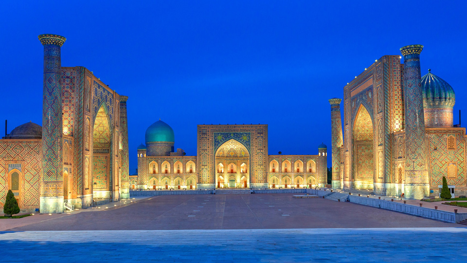 Schon einmal so einen Marktplatz gesehen? Der Registan in Samarkand ist seit Jahrhunderten das Zentrum des Seidenstraßenhandels - (Foto: ©MehmetO/Shutterstock)