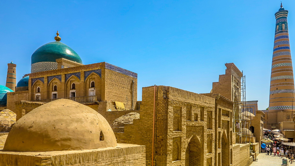 Die Altstadt von Khiva (Chiva) ist eine perfekt erhaltenes, von Mauern umgebenes historisches Handelszentrum - (Foto: © AlexelA/Shutterstock)